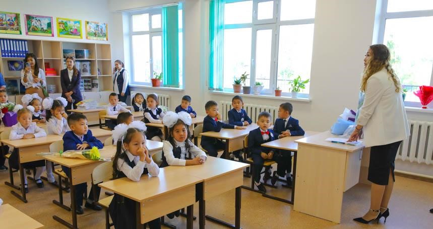 Школьники Казахстана. Нацпроект комфортная школа. Школьники на информатике. Исключили школы.